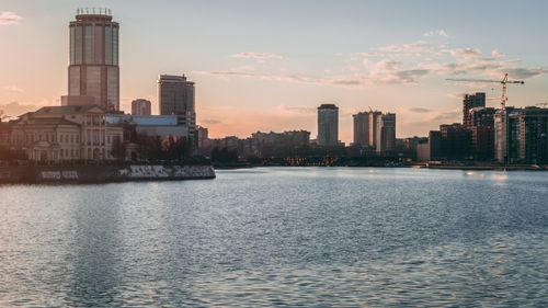 Free A breathtaking cityscape at sunset, showcasing skyscrapers by the waterfront. Stock Photo