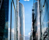 当代摩天大楼倒映着天空，展现了现代建筑的设计