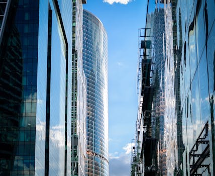当代摩天大楼倒映着天空，展现了现代建筑的设计