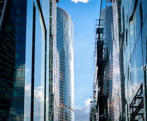 Free Contemporary skyscrapers reflecting the sky, showcasing modern architectural design. Stock Photo