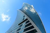 玻璃立面反射着云层和蓝天，堪称建筑奇迹，令人惊叹