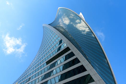 玻璃立面反射着云层和蓝天，堪称建筑奇迹，令人惊叹