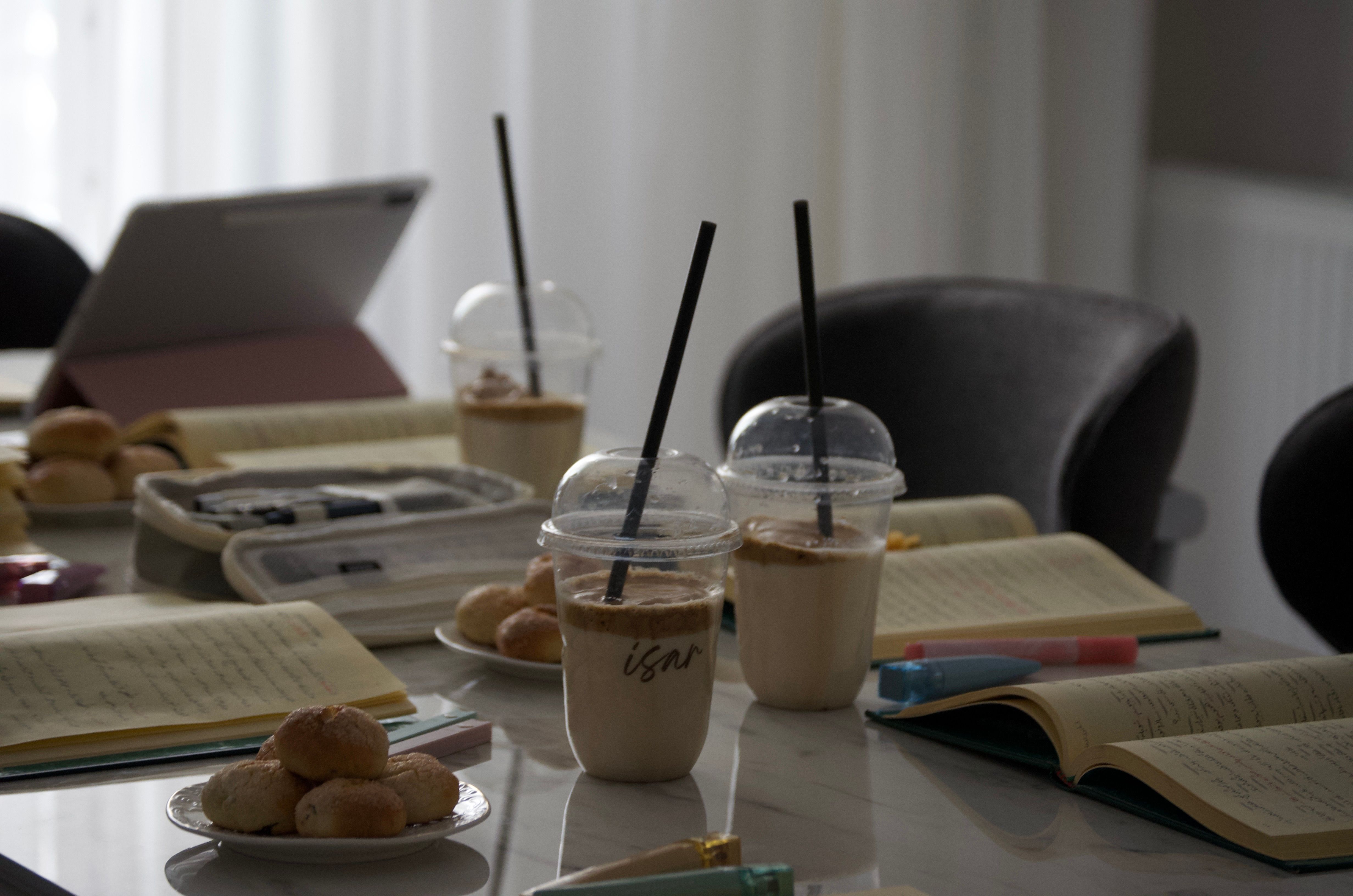 Arbeitsbereich mit Büchern, Notizen und warmem Licht