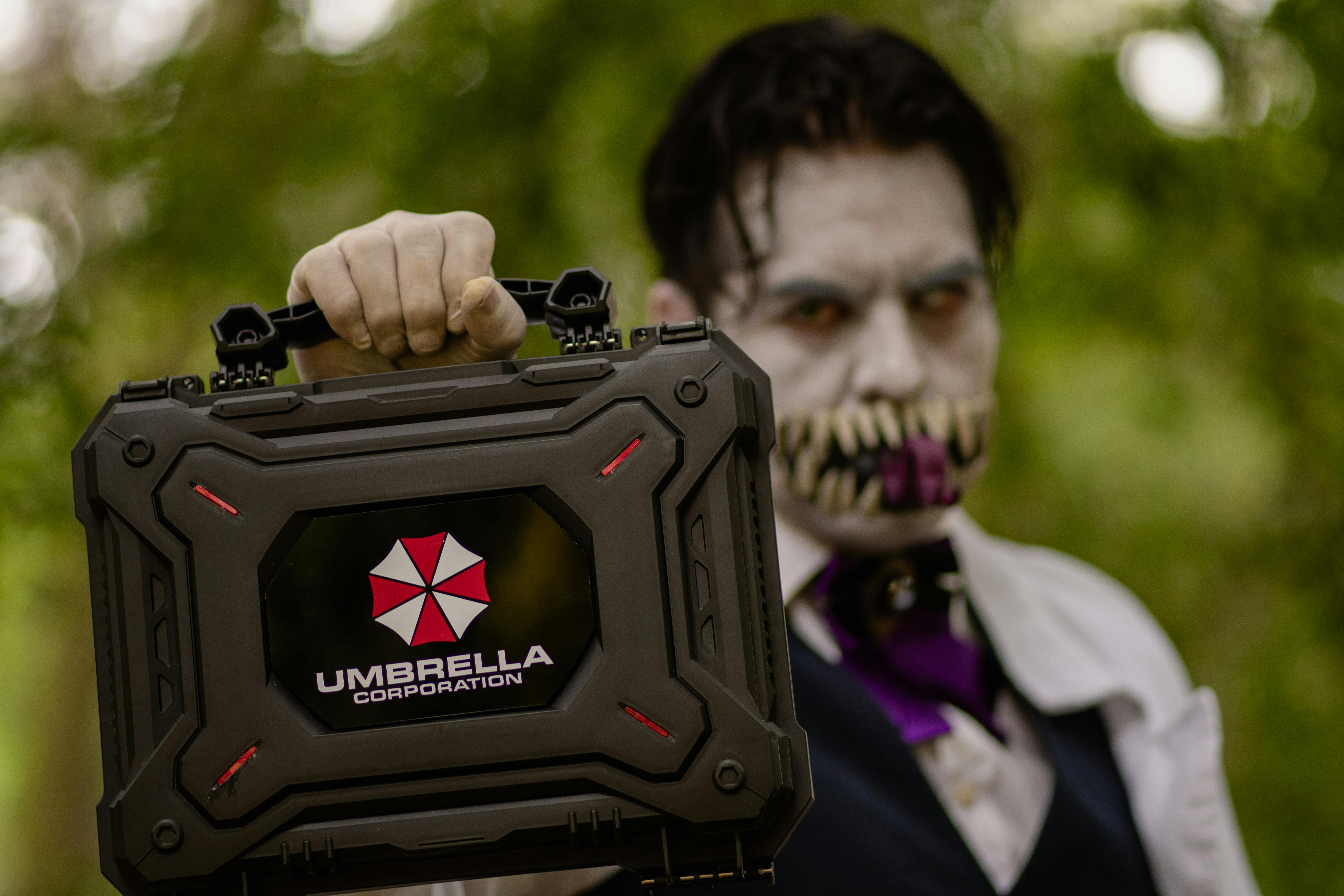 Ücretsiz Umbrella Corporation Kılıfıyla Poz Veren Cosplayer Stok Fotoğraflar