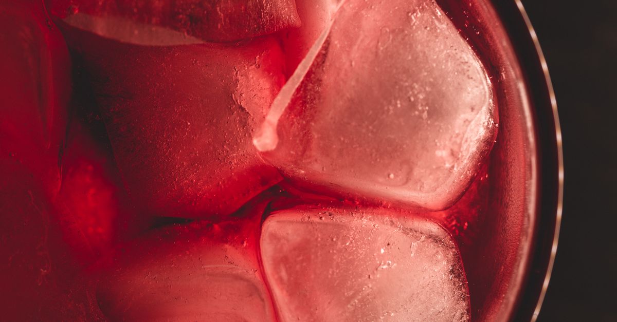 Close-up de uma bebida refrescante vermelha com cubos de gelo. Perfeito para o clima de verão.