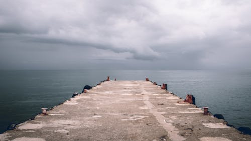 Foto Des Konkreten Docks Unter Bewölktem Himmel