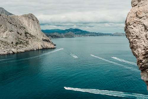 Gratis stockfoto met baai, berg, boot