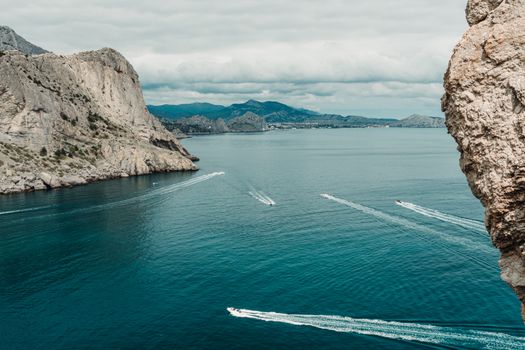 戏剧性的沿海景观拥有令人惊叹的海景，以悬崖和船只为特色