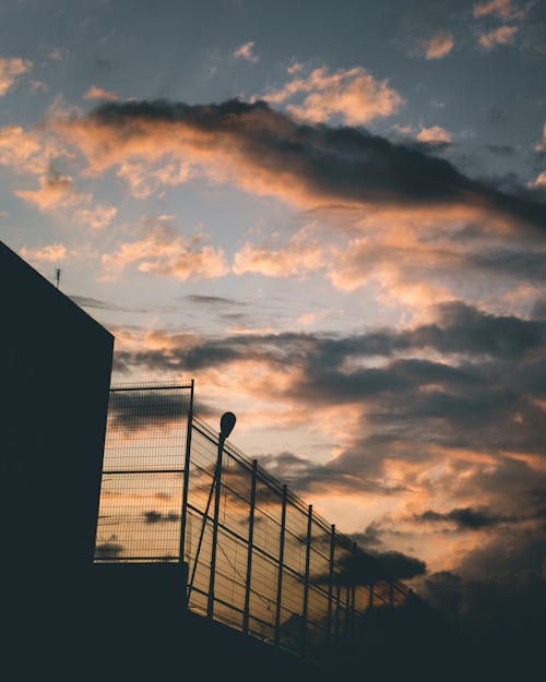 Kasvetli Bulutlu Gökyüzü Altında çelik çit Fotoğrafı