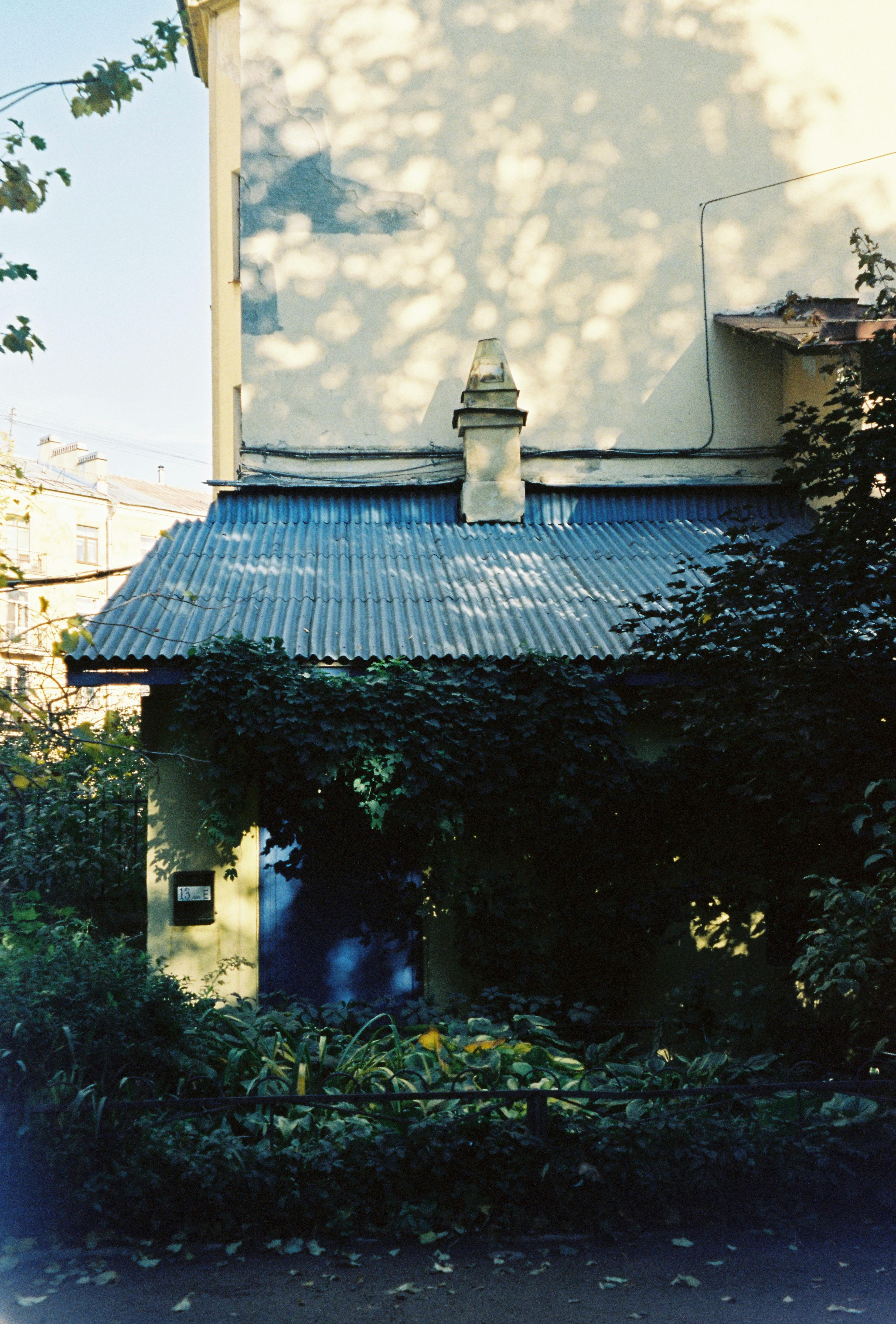 Gratuit Grădină Urbană Senină Cu Clădire Luminată De Soare Fotografie de stoc