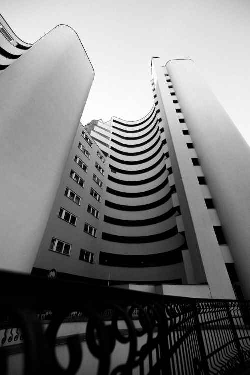 Free Striking black and white photo of modern Berlin architecture, emphasizing curves and lines. Stock Photo
