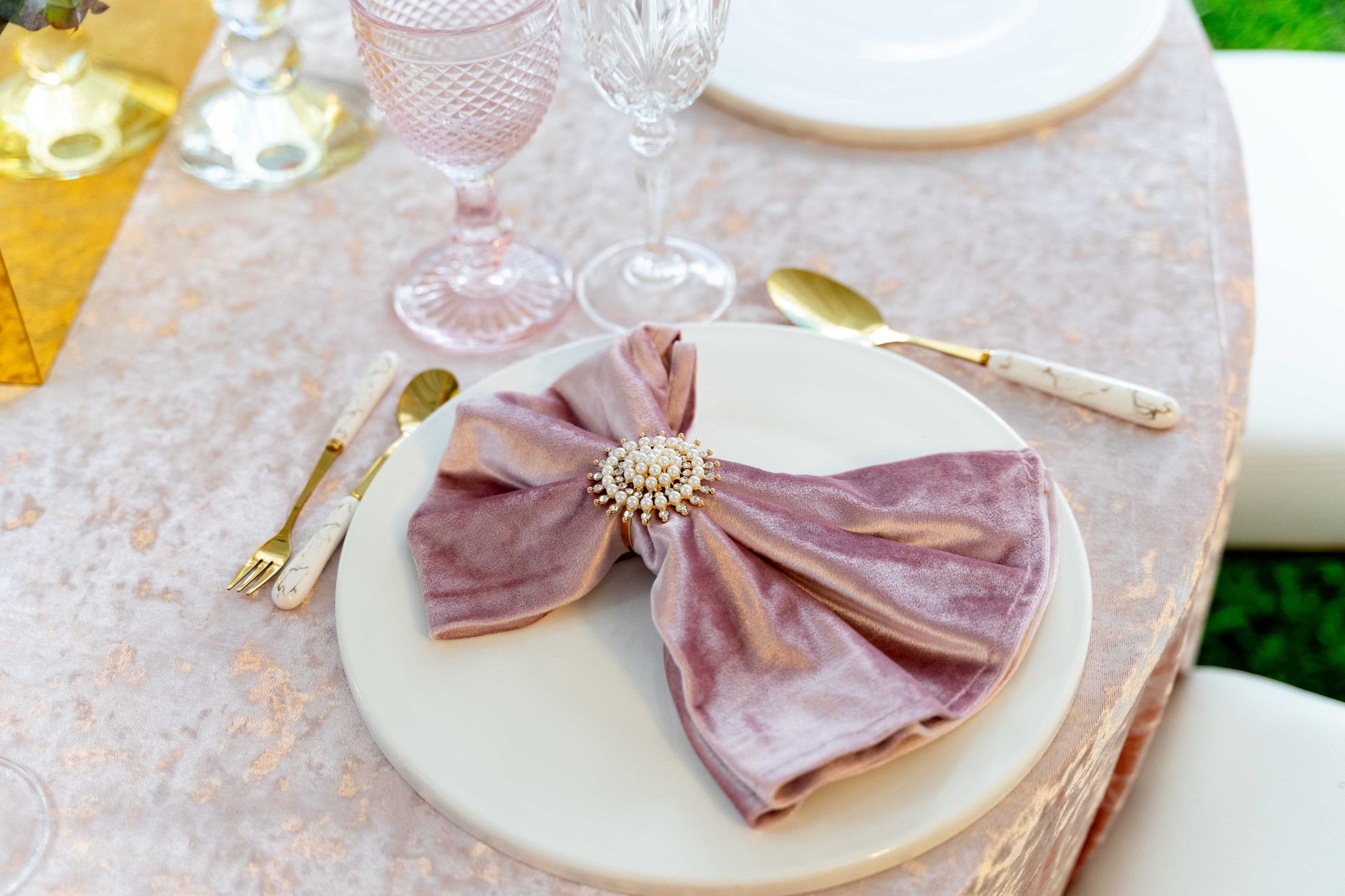 https://www.pexels.com/photo/elegant-table-setting-with-velvet-napkin-29093816/