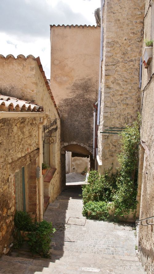 Free Quaint cobblestone street in Fayence, France, capturing rustic charm. Stock Photo