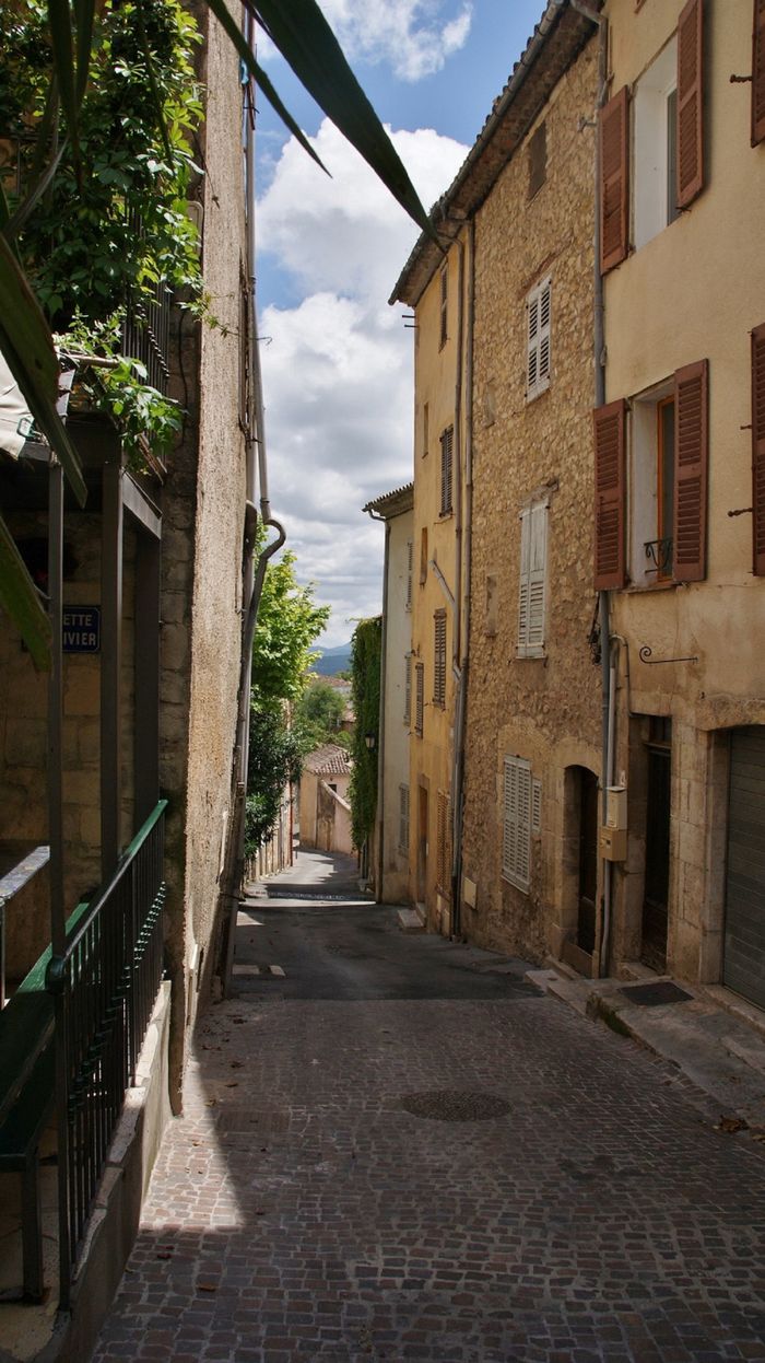 Ruelle pittoresque d'un village perché du Var