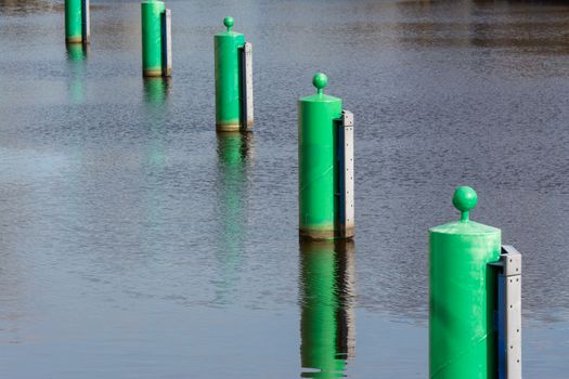 Detail pemasangan bollard stainless steel di area eksterior bangunan modern