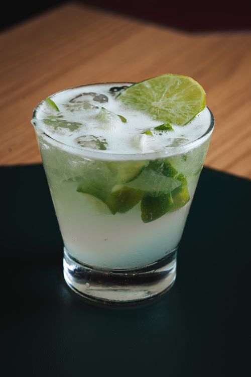 Free A refreshing lime cocktail with ice, perfect for summer enjoyment. Stock Photo