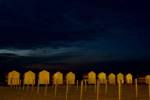 Foto d'estoc gratuïta de casa de platja, mar, nit