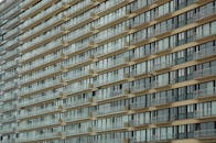 这是一栋现代化公寓楼的立面详细视图，展示了重复排列的阳台和玻璃窗