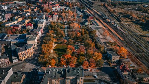 Free Beautiful aerial view of a city with vibrant autumn foliage and architectural structures. Stock Photo