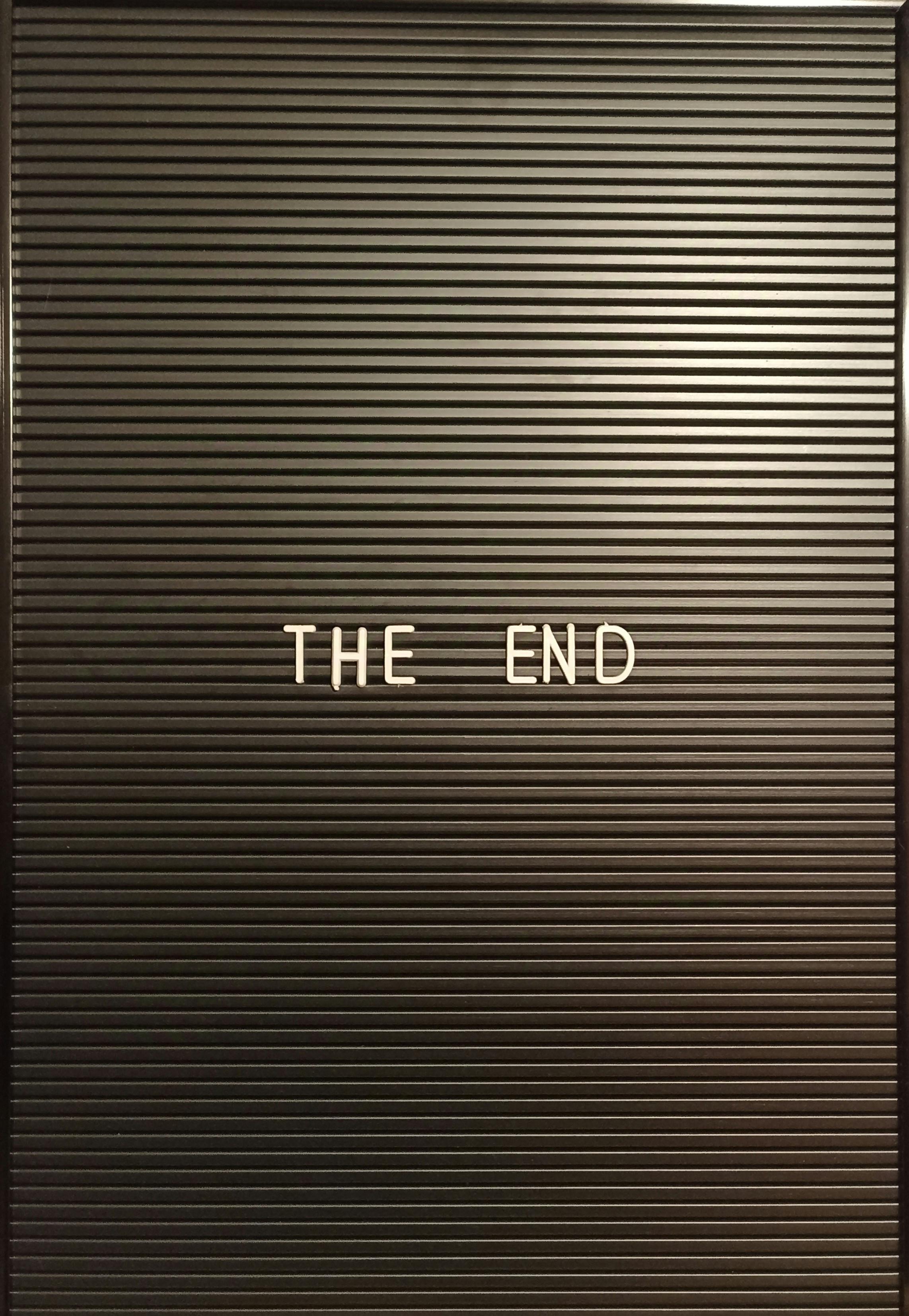 Kostnadsfria Svart Brevtavla Med "The End" Meddelande Stock foto