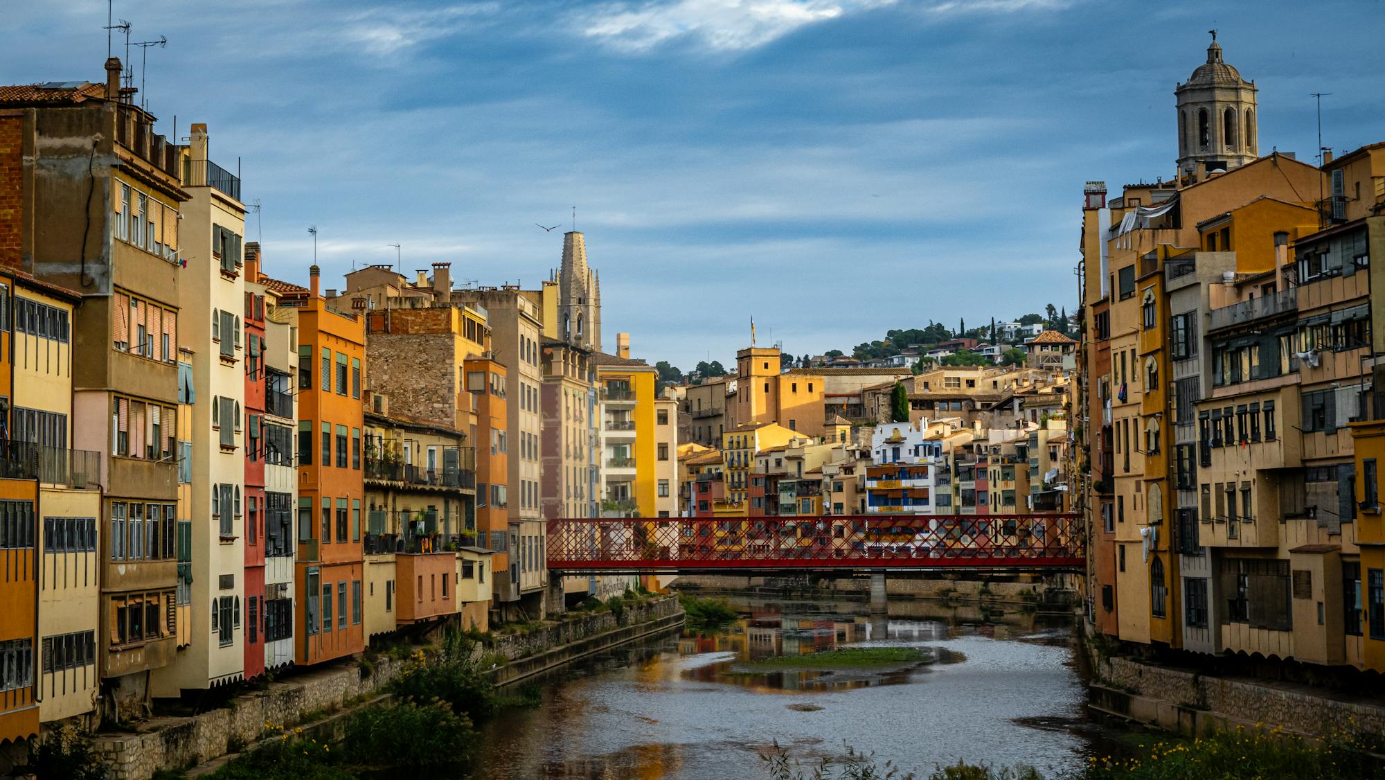 Casas coloridas del río Onyar en Girona — Mudanzas La Seda Girona, empresa de mudanzas en la Costa Brava