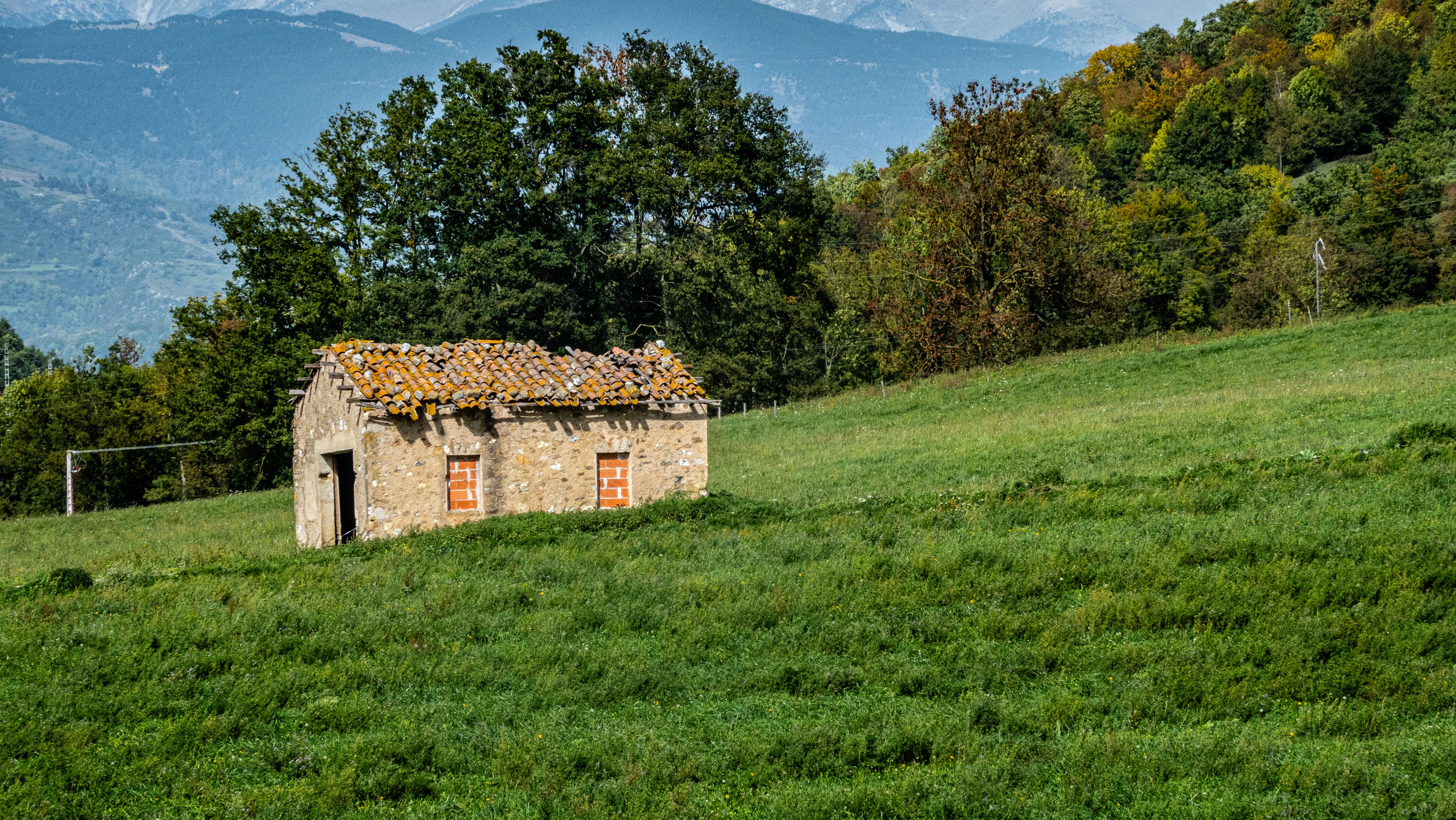 Rustic Stone Cottage in Lush Green Countryside · Free Stock Photo