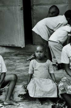 Niños recibiendo juguetes