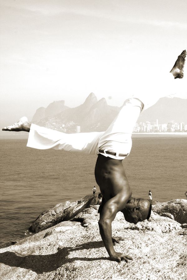 Floreio de capoeira na praia de Ipanema