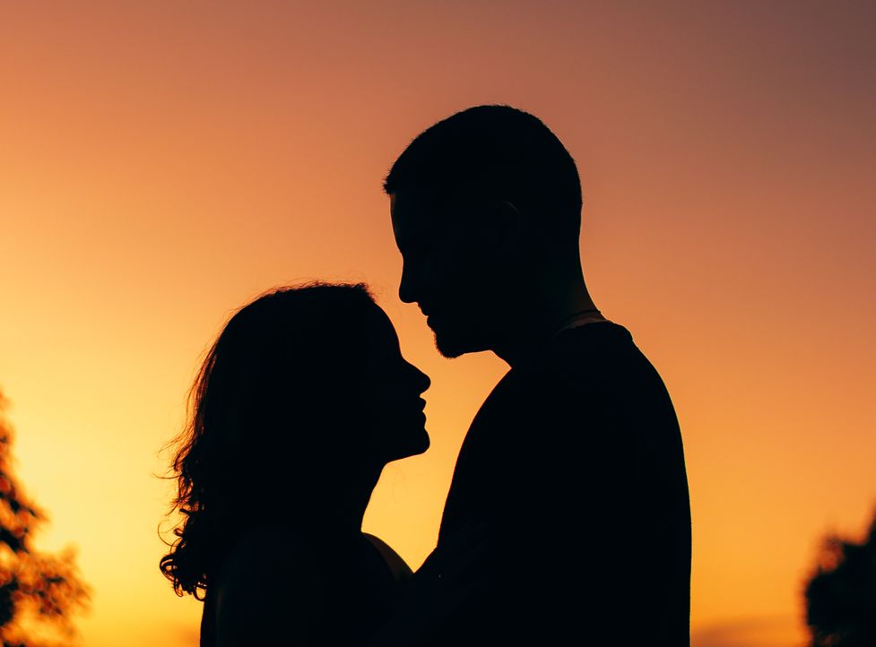 Online dating: starting a conversation on a niche platform