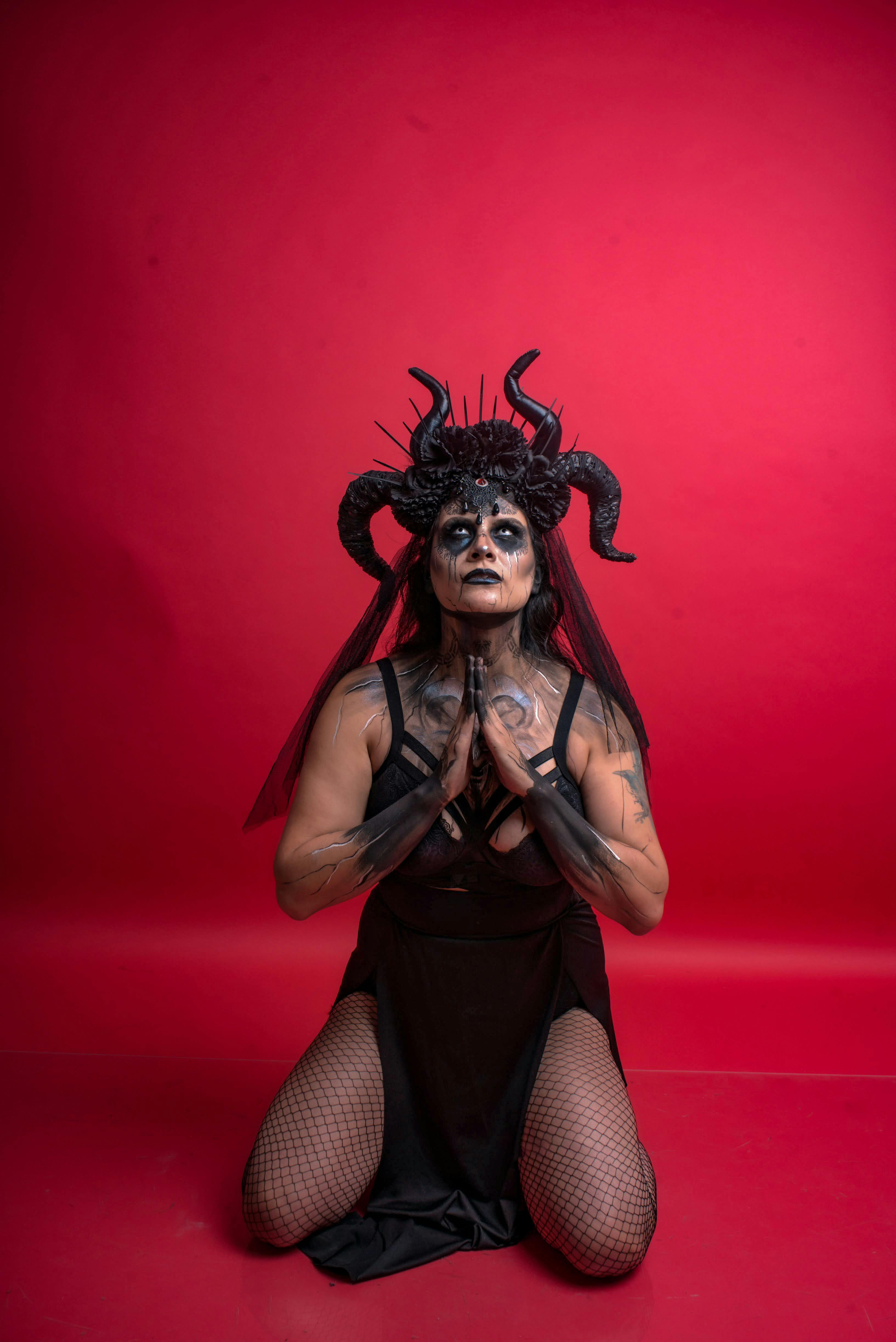 Gratuit Femme Dramatique En Costume Sombre Sur Fond Rouge Photos