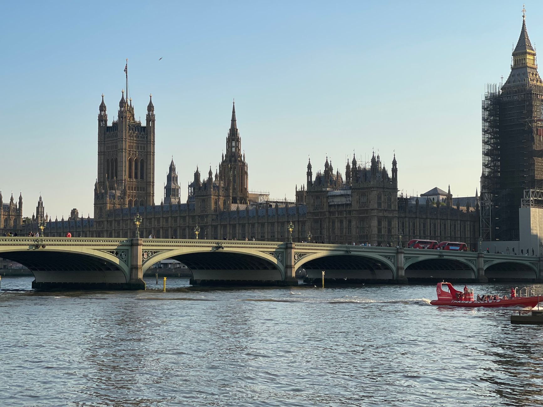 英国财相雷切尔·里夫斯:首相问答时落泪不道歉,但下次会留在办公室