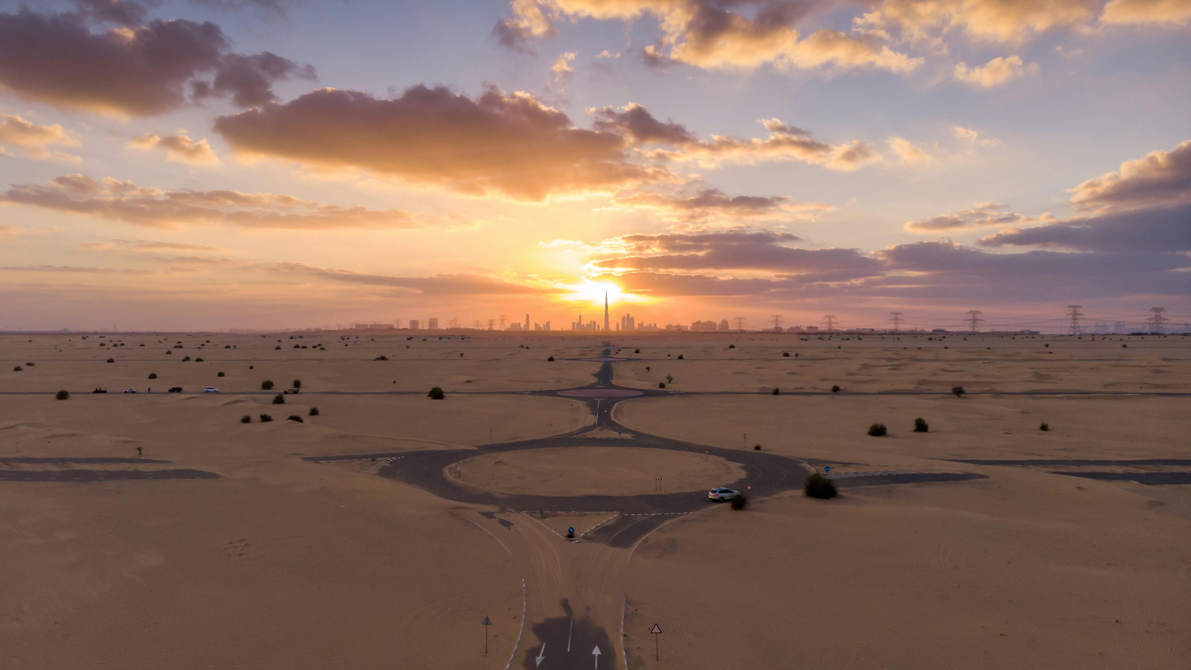 Désert de Dubaï avec skyline en arrière-plan