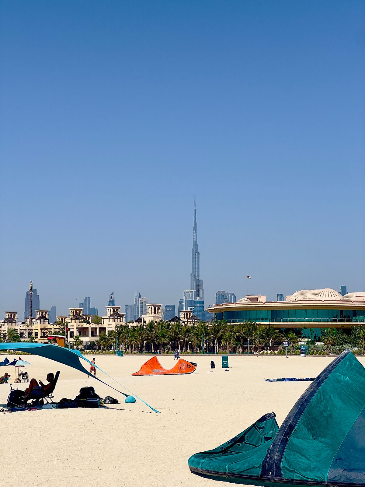 Playa de Dubai con skyline
