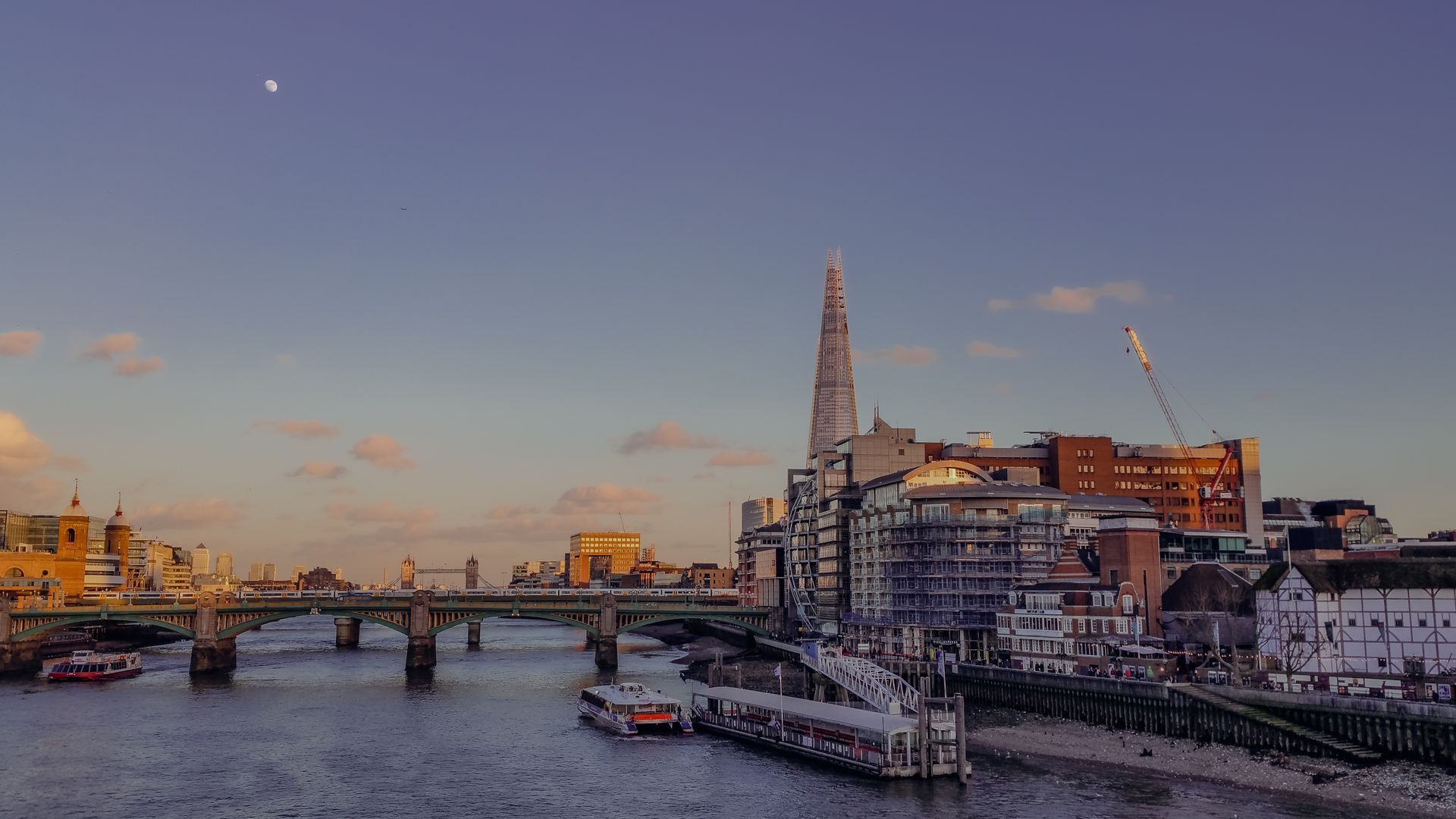 Vue panoramique de la Tamise et du Shard au coucher du soleil