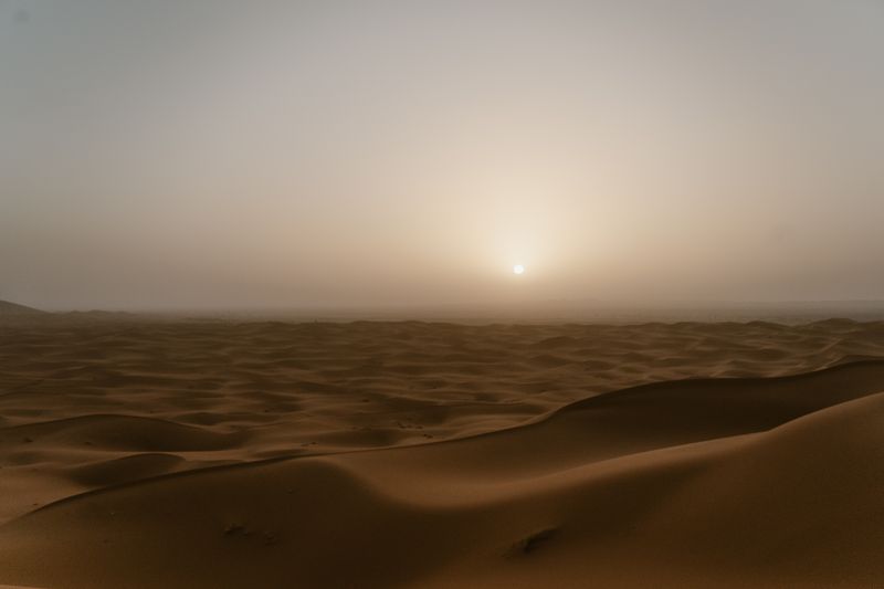 Dunas doradas del desierto del Sahara en Merzouga, Marruecos