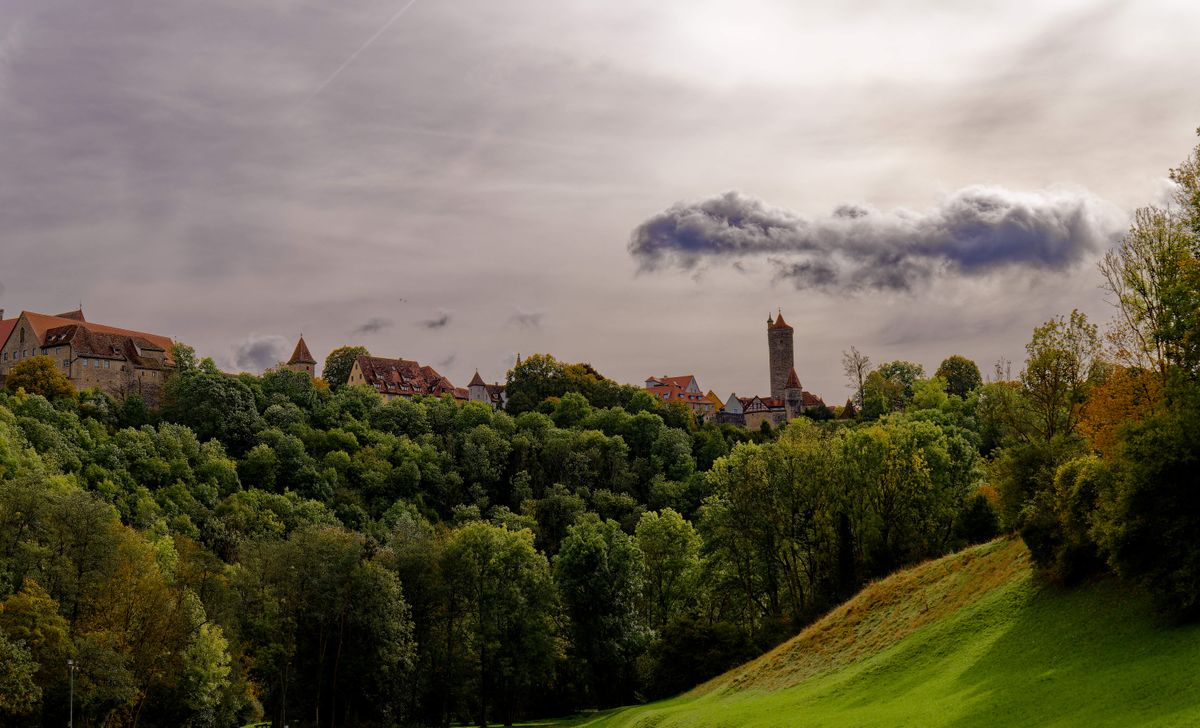 Panorama orașului medieval Rothenburg ob der Tauber în culorile toamnei