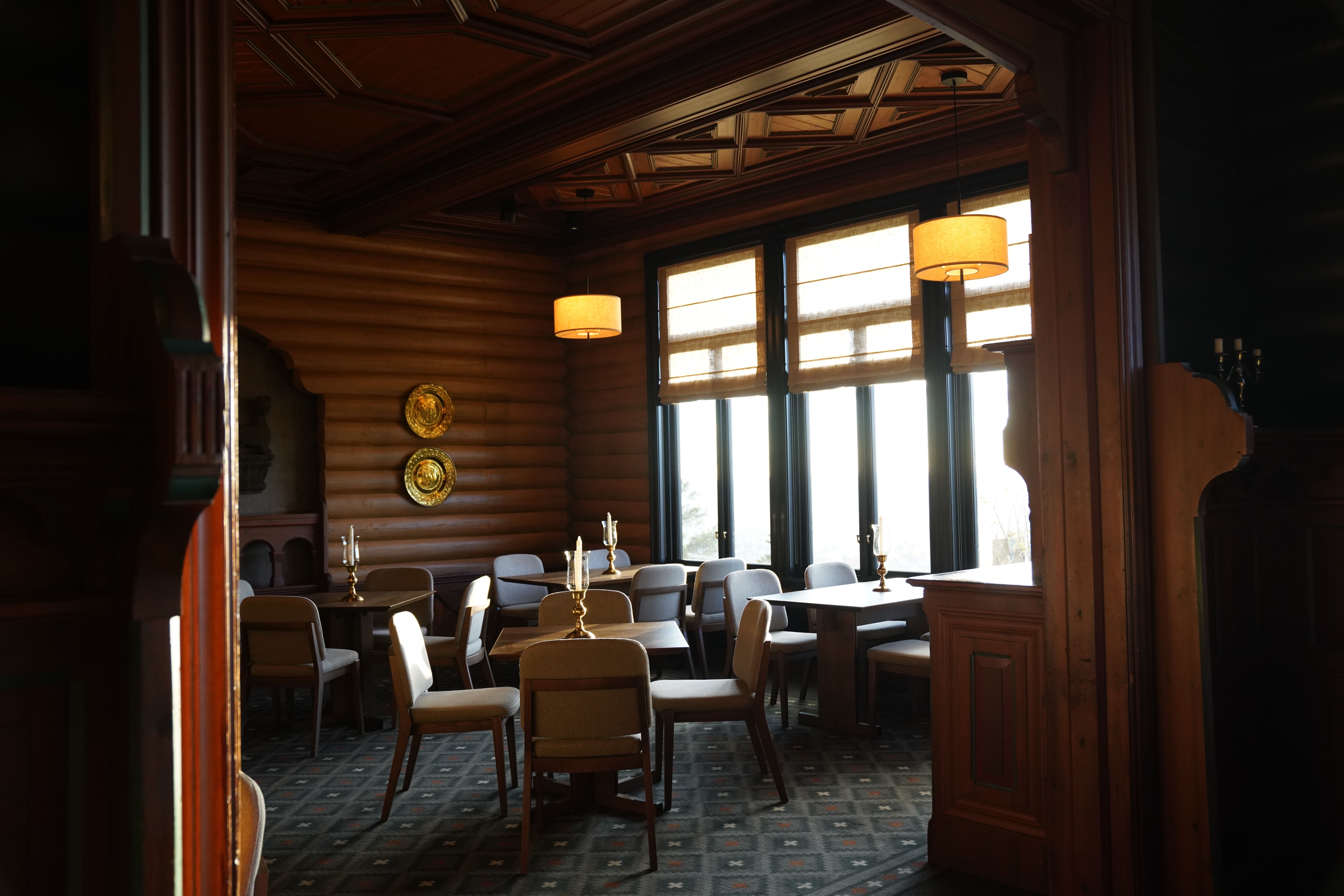 Gratuit Interior Elegant Din Lemn De Sufragerie Cu Iluminare Caldă Fotografie de stoc