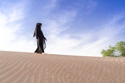 çölde Yürürken Abaya Giyen Kadın Fotoğrafı