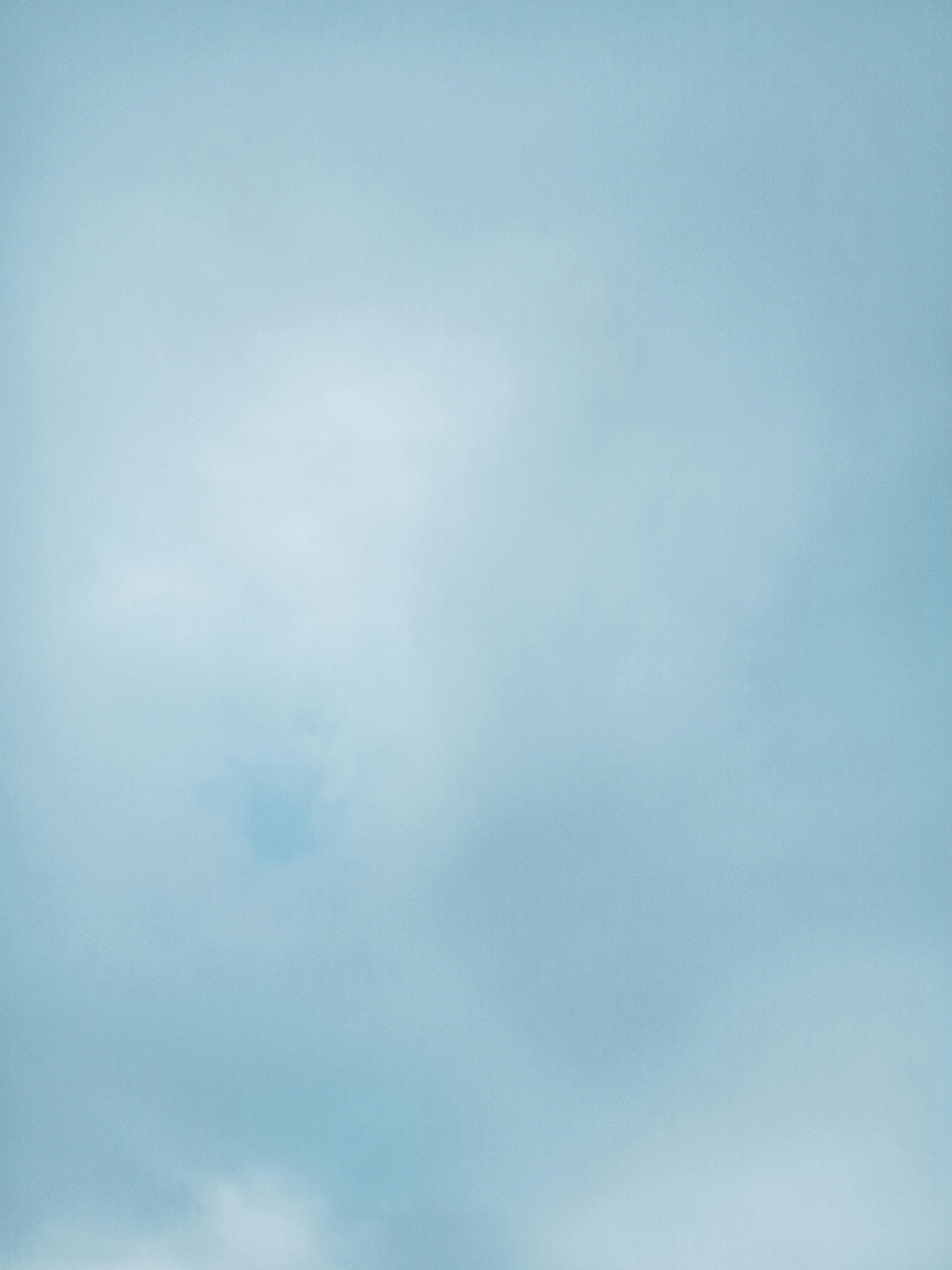 gratis Serene Blauwe Lucht Met Lichte Wolken Stockfoto