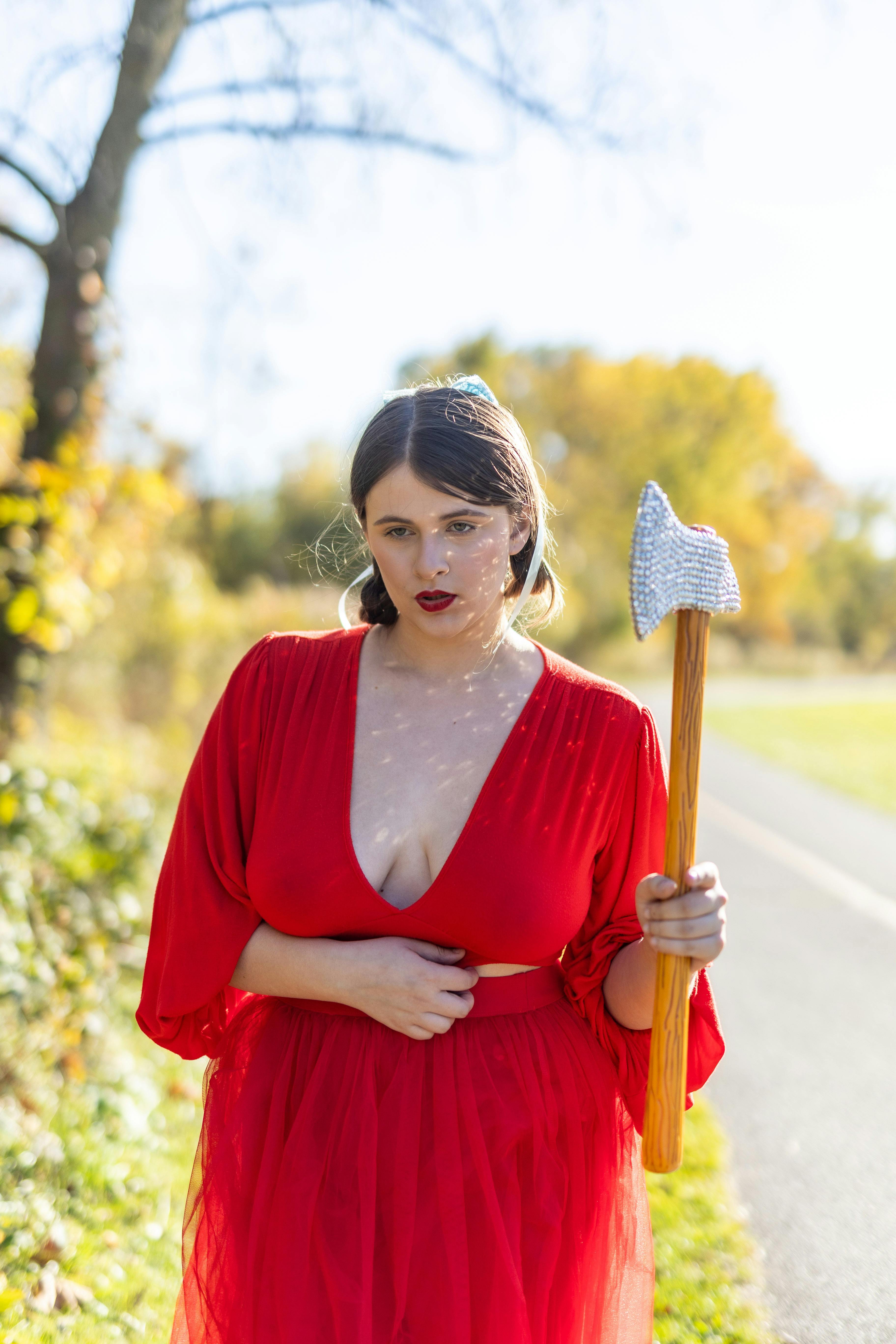 Gratuit Femme En Robe Rouge Tenant Une Hache à L'extérieur En Automne Photos