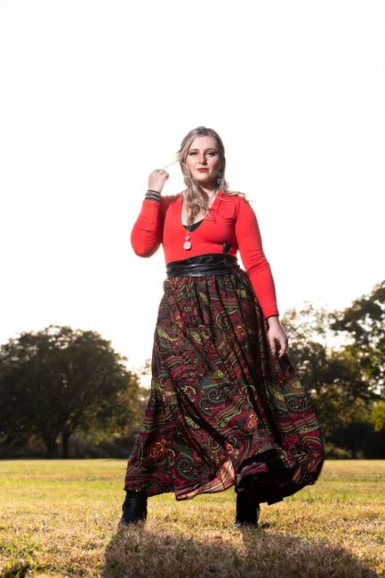 hoy top rojo por dentro de esta falda larga estampada, botas para el campo 🌾 Sencillo, pero me gusta mucho así.
#lookdeldia #red #skirt #boots