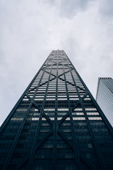 芝加哥约翰·汉考克中心摩天大楼的低角度镜头极具戏剧性，捕捉了其独特的建筑线条与天空的交融