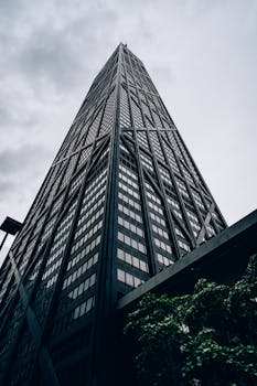 芝加哥一座现代摩天大楼在多云的天空中耸立，景象十分壮观