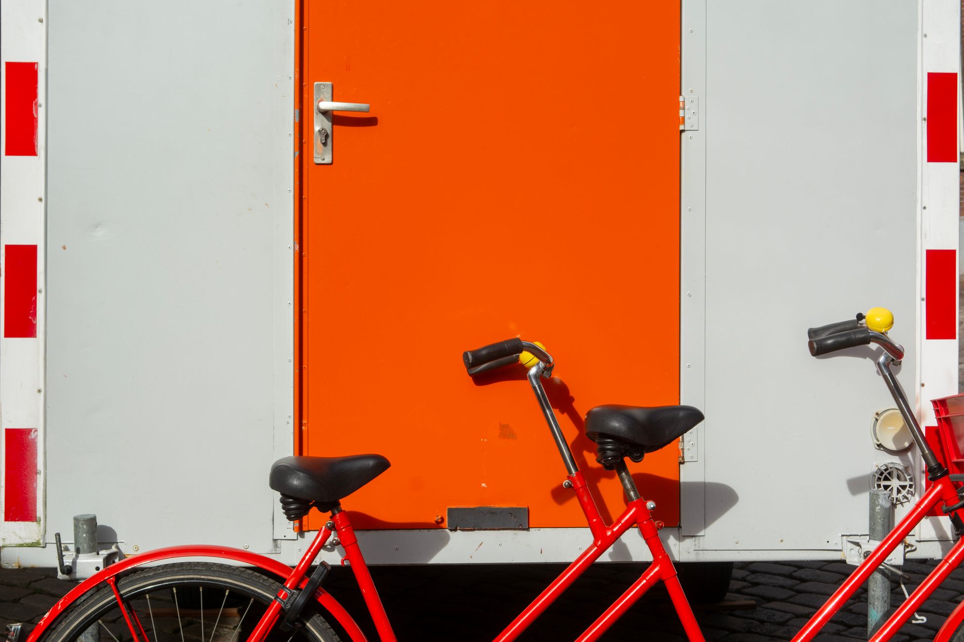 Oranje versieringen verdwijnen na verlies Nederland, vlaggetjes niet bij plastic afval