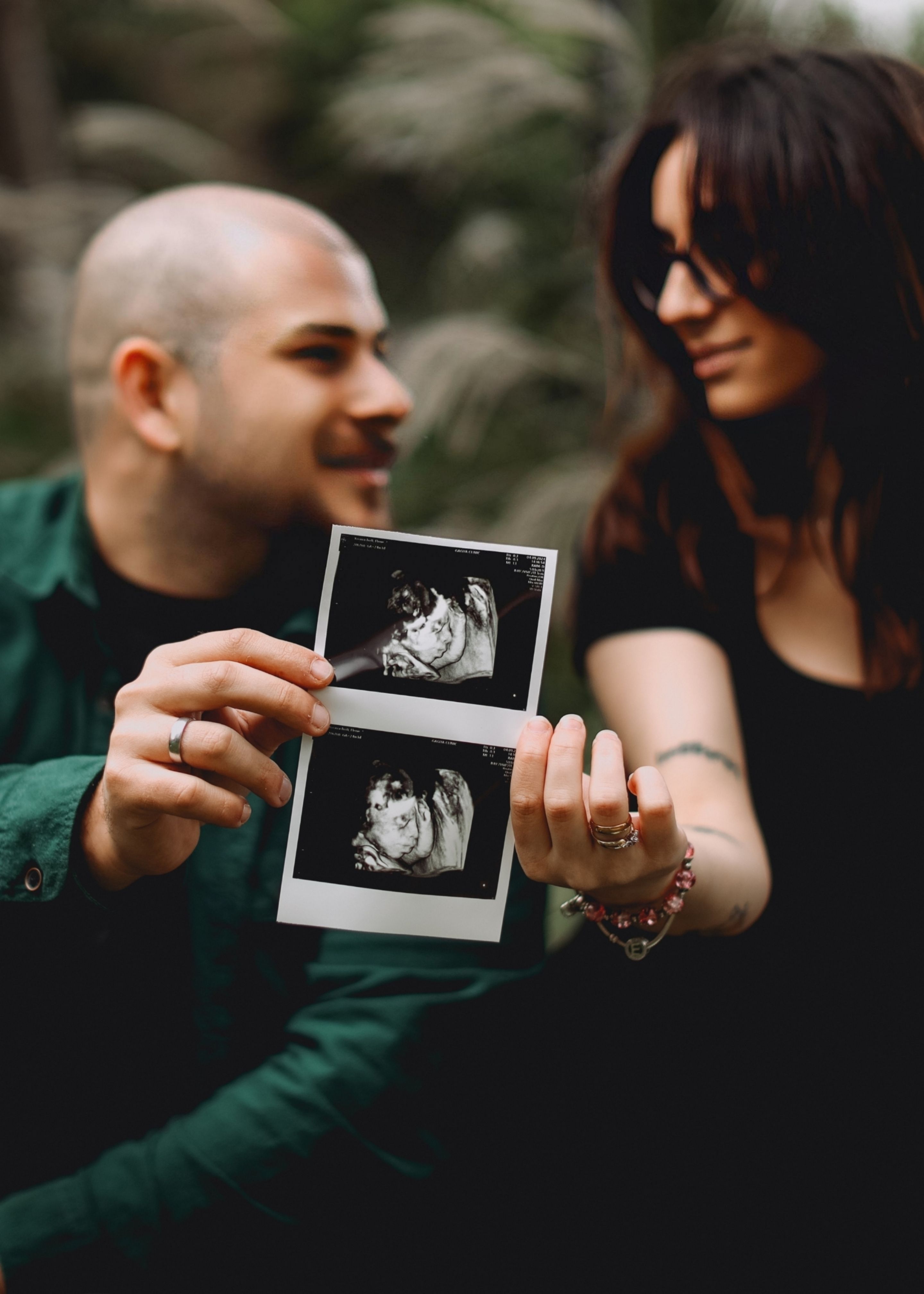 Les Futurs Parents Tiennent Des Photos D'échographie · Photo gratuite