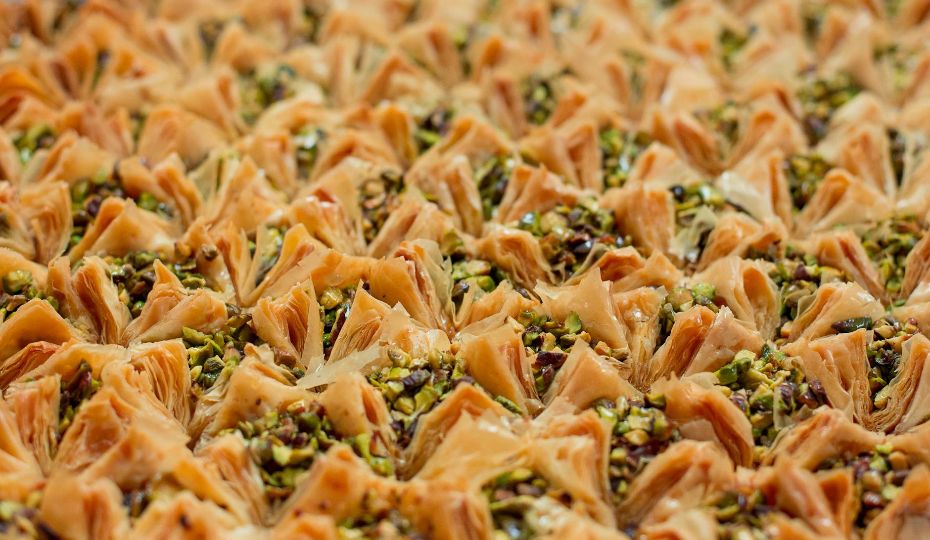 https://www.pexels.com/photo/close-up-of-freshly-baked-pistachio-baklava-29114972/