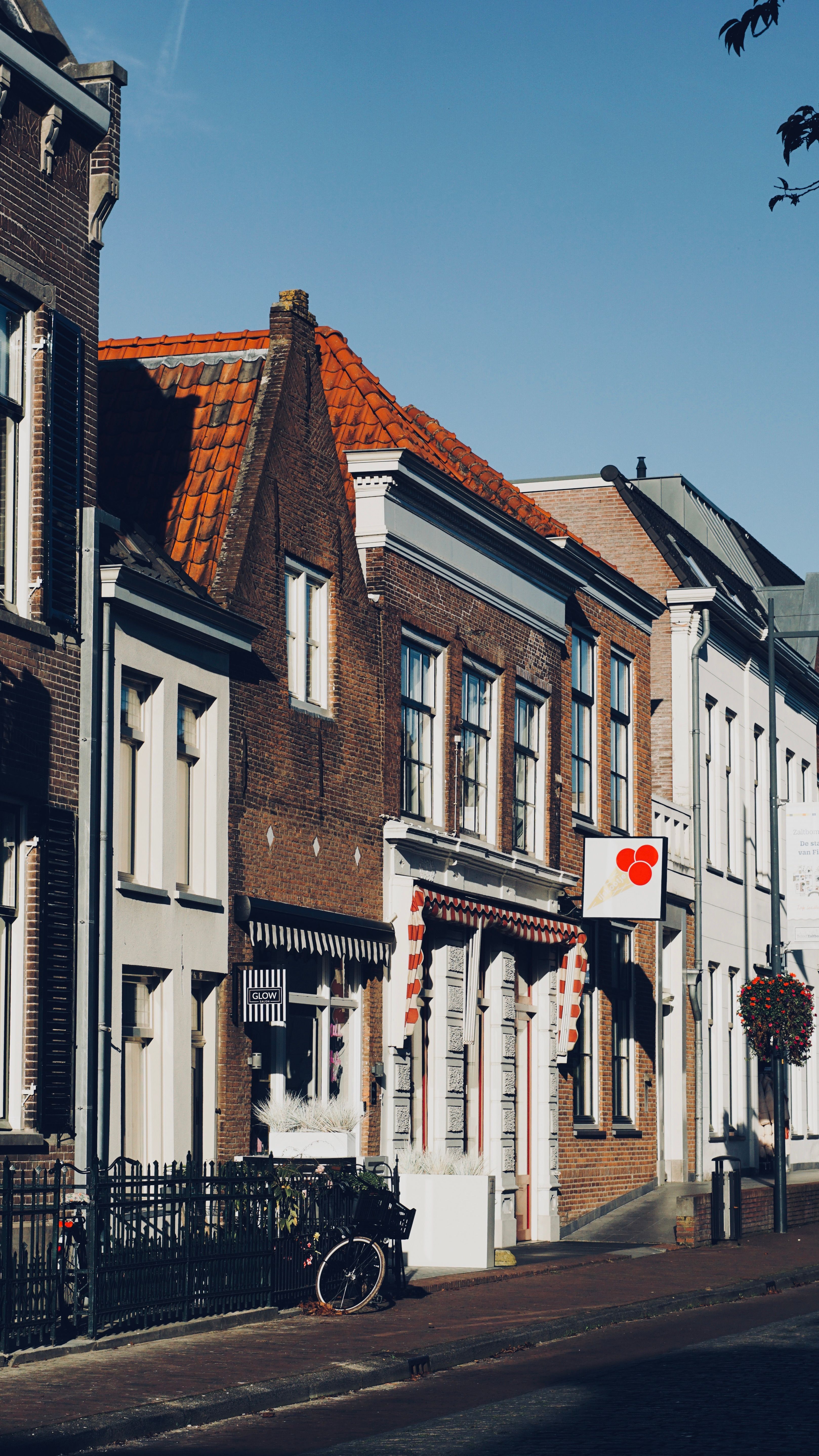 Charming Dutch Street with Historic Townhouses · Free Stock Photo