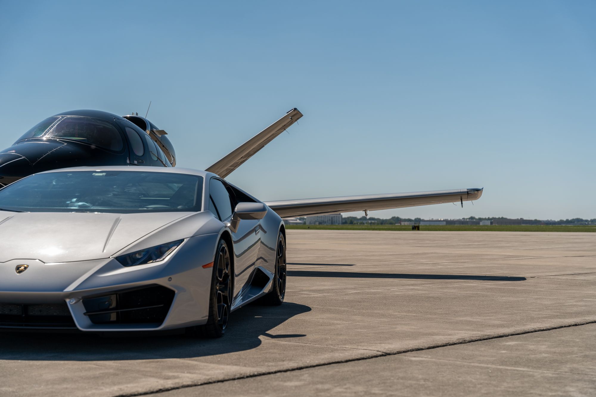 Voiture de sport de luxe et jet privé sur le tarmac