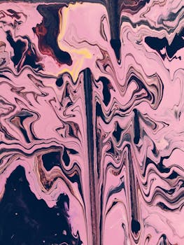 充满活力的粉红色和紫色色调，以流动的艺术抽象创造出令人着迷的漩涡和图案