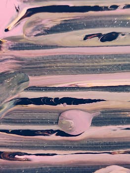 这幅抽象画以粉红与灰色的纹理条纹为特色，呈现出一种现代艺术设计风格